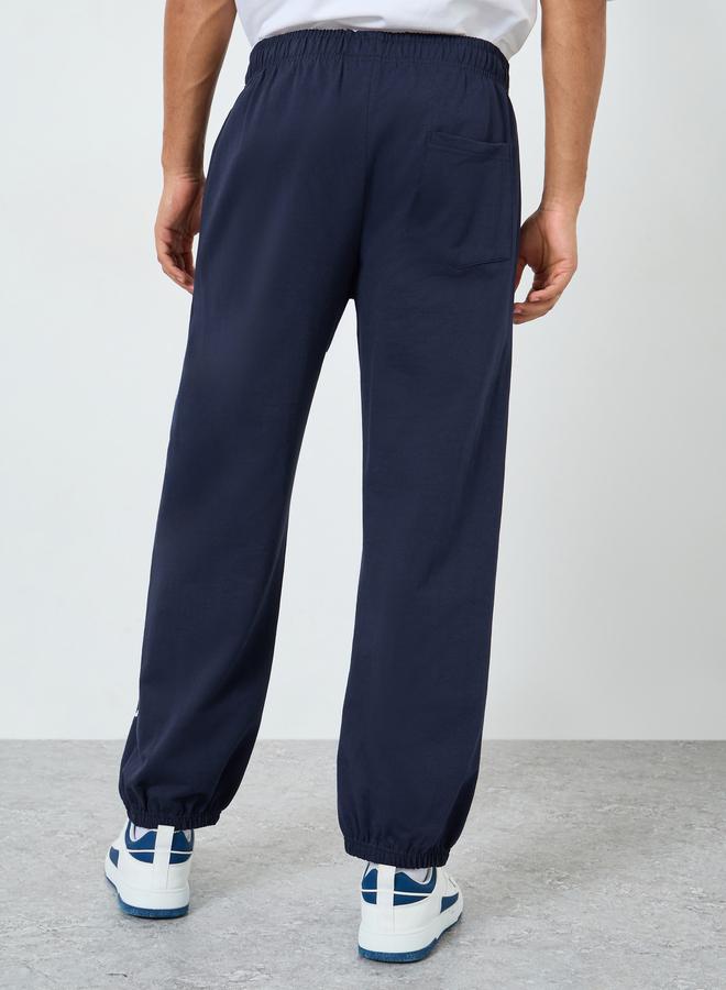 ستايلي جوغر مطبوع بشعار وقصة مريحة - Image 4